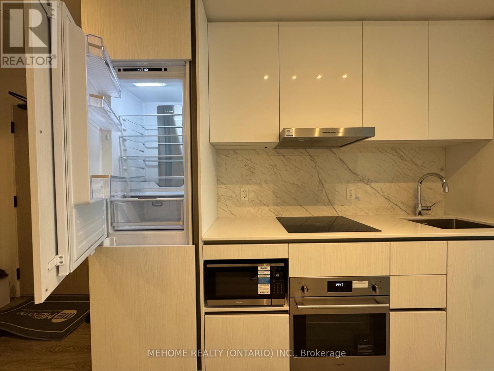 1207 - 8 Interchange Way, Vaughan, ON - Indoor Photo Showing Kitchen
