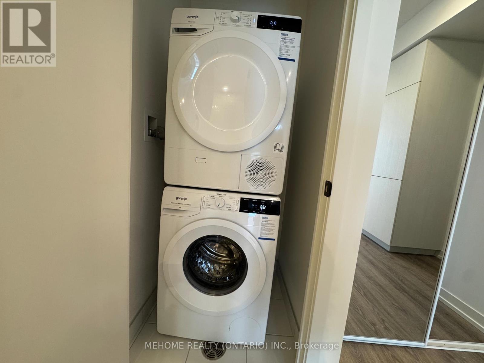 1207 - 8 Interchange Way, Vaughan, ON - Indoor Photo Showing Laundry Room