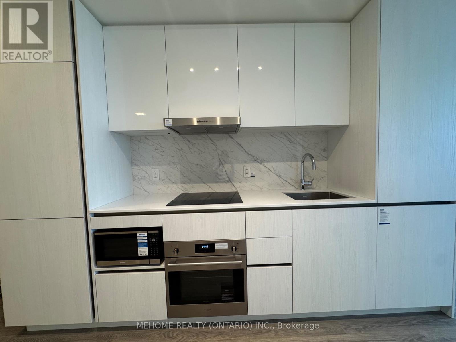 1207 - 8 Interchange Way, Vaughan, ON - Indoor Photo Showing Kitchen