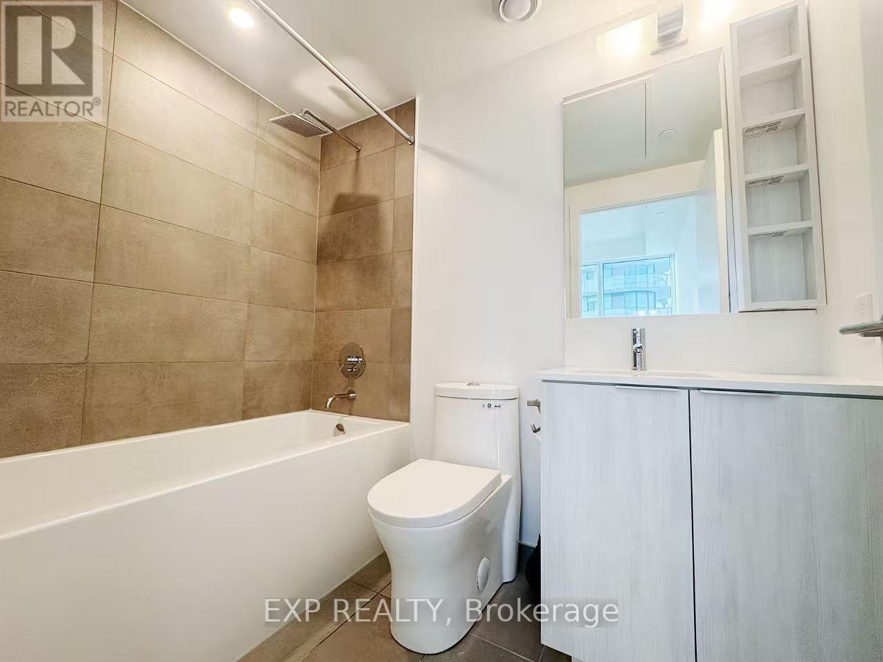 5811 - 8 Wellesley Street W, Toronto, ON - Indoor Photo Showing Bathroom