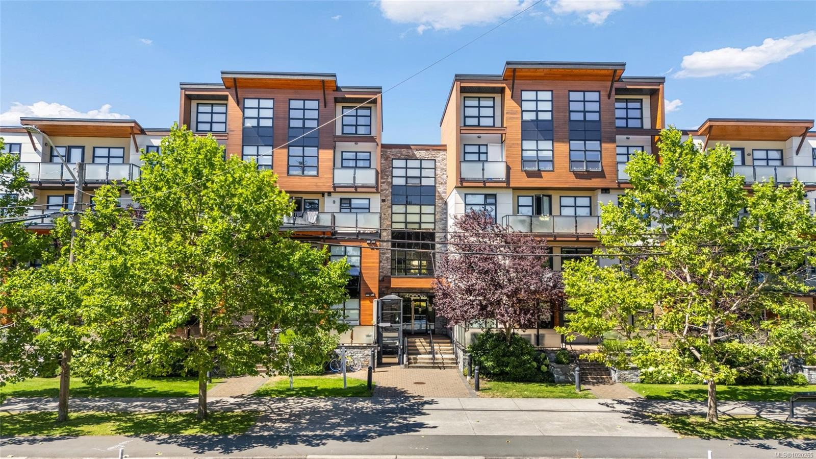 413-4000 Shelbourne St, Saanich, BC - Outdoor With Balcony With Facade