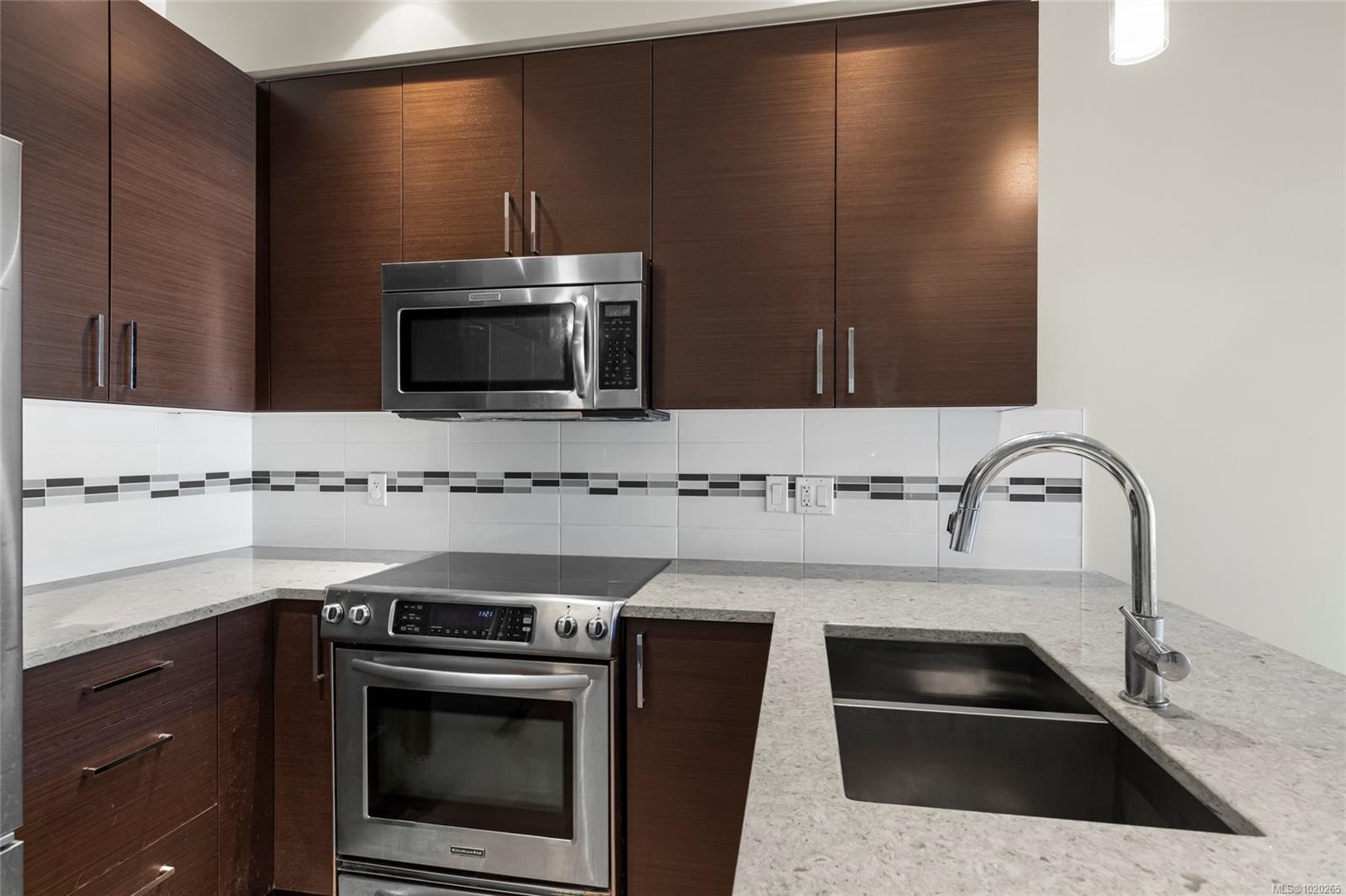 413-4000 Shelbourne St, Saanich, BC - Indoor Photo Showing Kitchen With Double Sink With Upgraded Kitchen