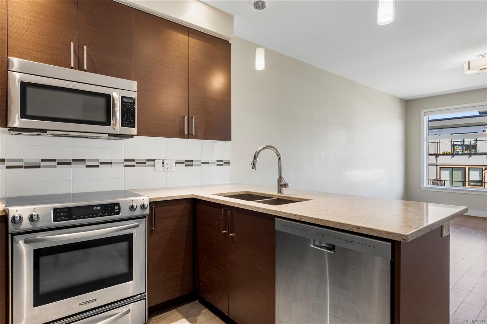 413-4000 Shelbourne St, Saanich, BC - Indoor Photo Showing Kitchen With Double Sink