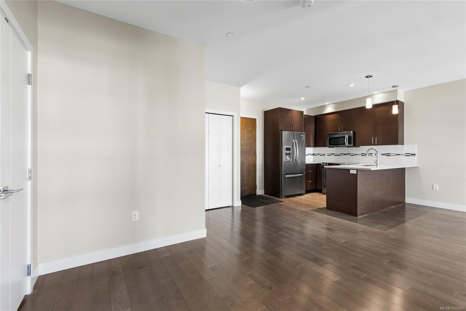 413-4000 Shelbourne St, Saanich, BC - Indoor Photo Showing Kitchen