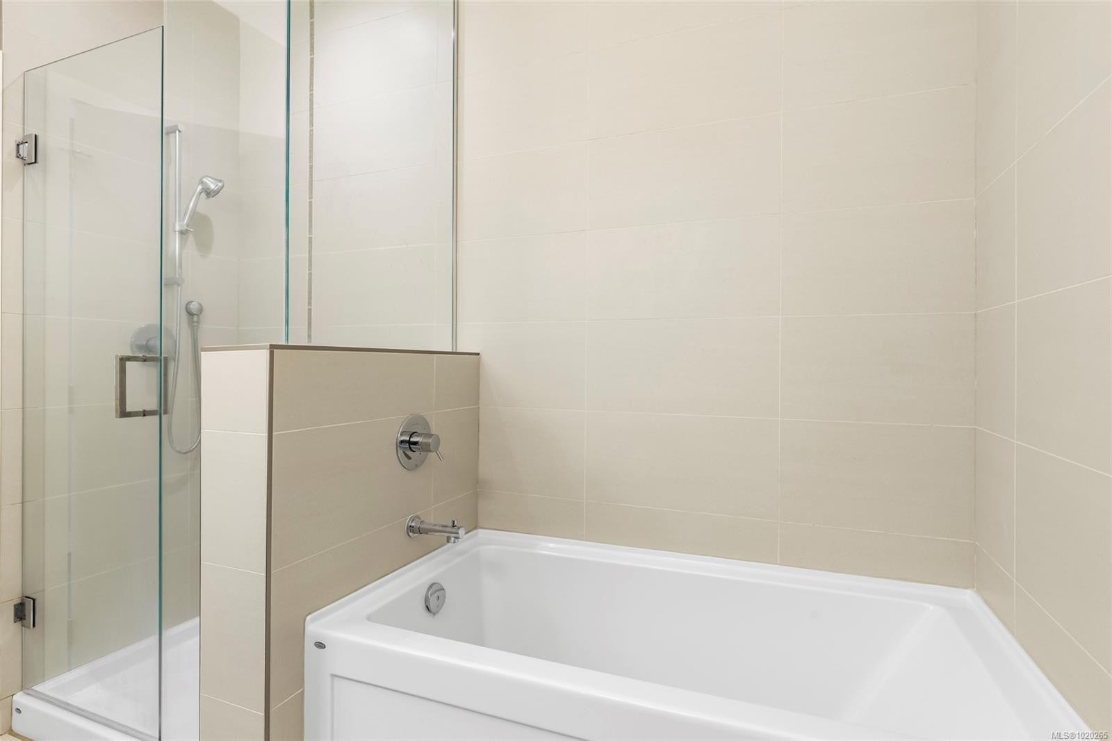 413-4000 Shelbourne St, Saanich, BC - Indoor Photo Showing Bathroom