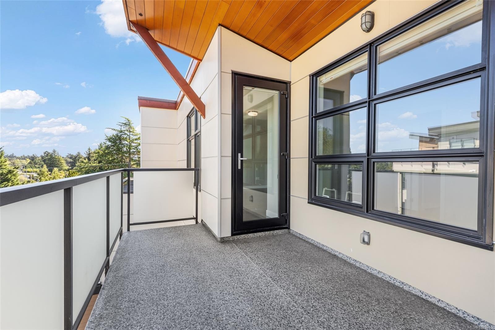 413-4000 Shelbourne St, Saanich, BC - Outdoor With Balcony With Exterior