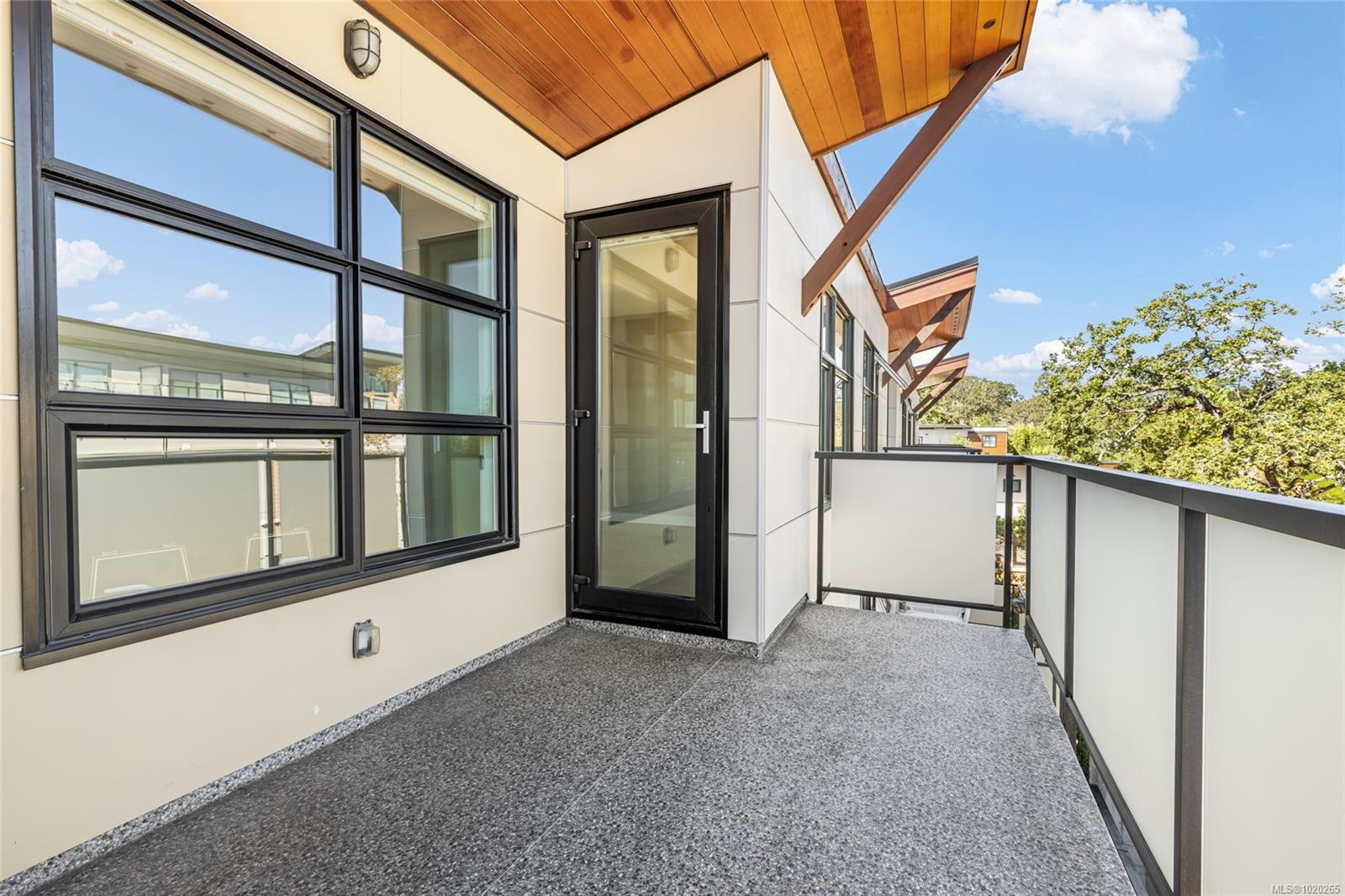 413-4000 Shelbourne St, Saanich, BC - Outdoor With Balcony With Exterior