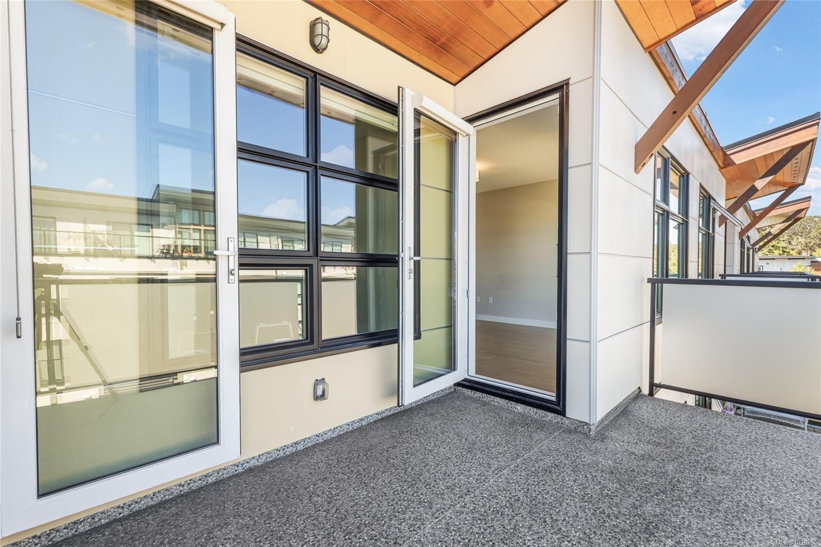 413-4000 Shelbourne St, Saanich, BC - With Balcony With Exterior