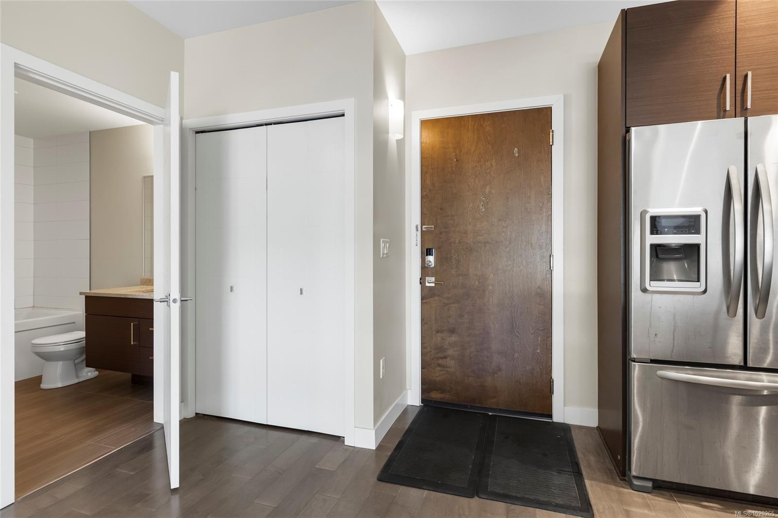 413-4000 Shelbourne St, Saanich, BC - Indoor