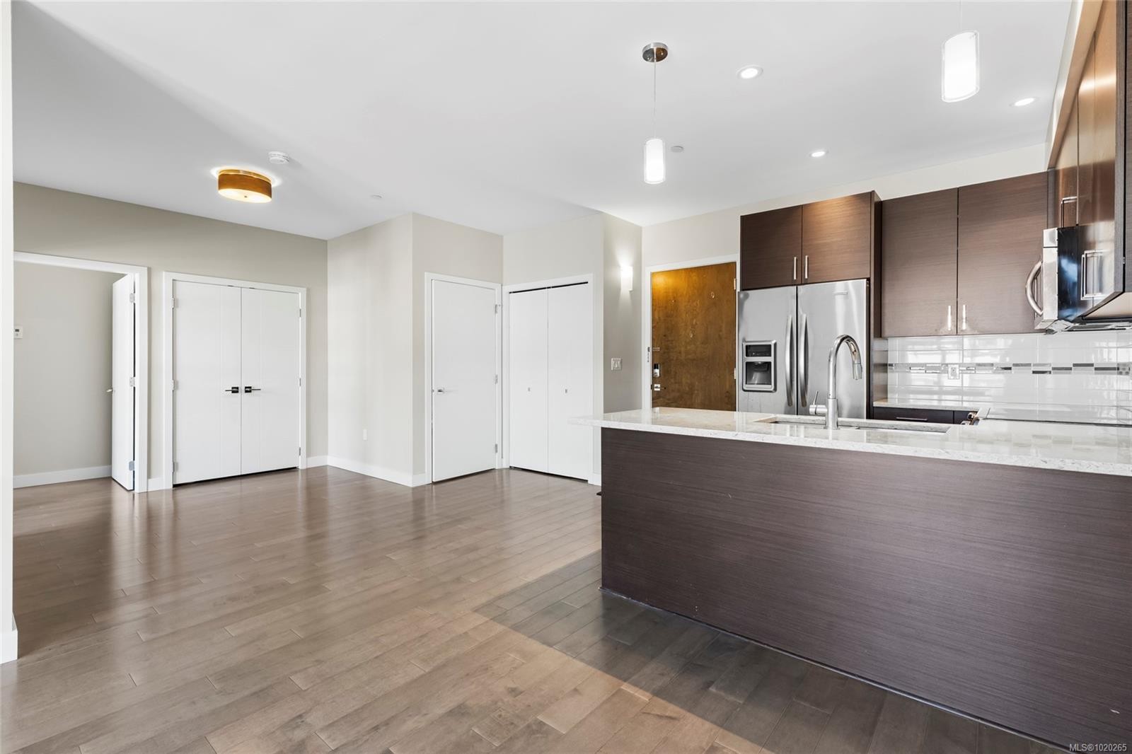 413-4000 Shelbourne St, Saanich, BC - Indoor Photo Showing Kitchen With Upgraded Kitchen