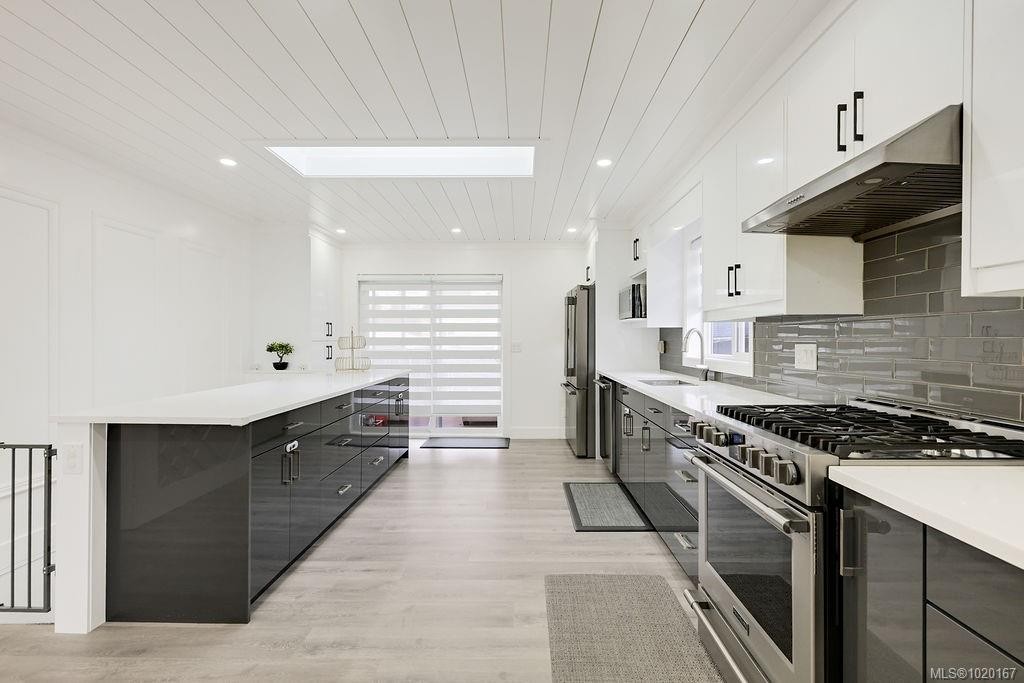 2710 Victor St, Victoria, BC