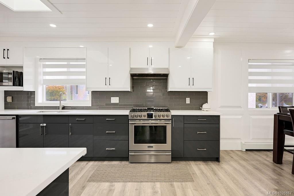 2710 Victor St, Victoria, BC