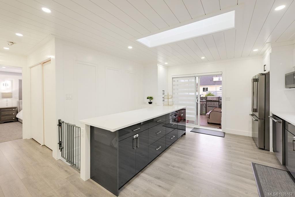 2710 Victor St, Victoria, BC