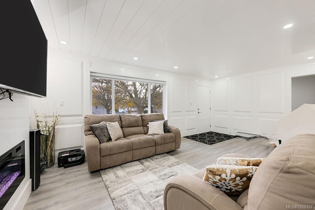 2710 Victor St, Victoria, BC