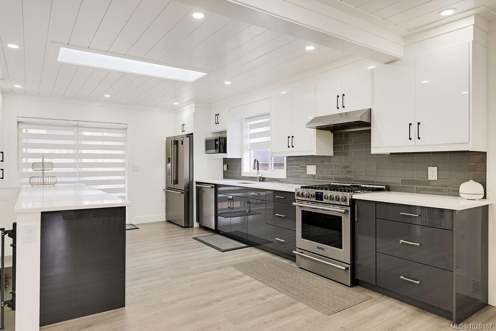 2710 Victor St, Victoria, BC