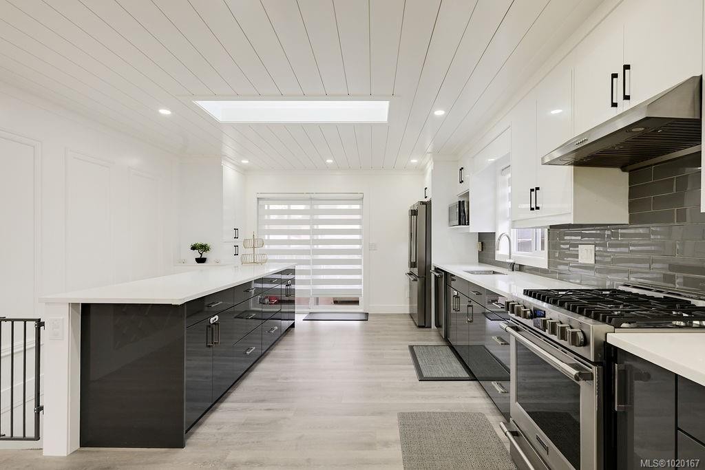 2710 Victor St, Victoria, BC