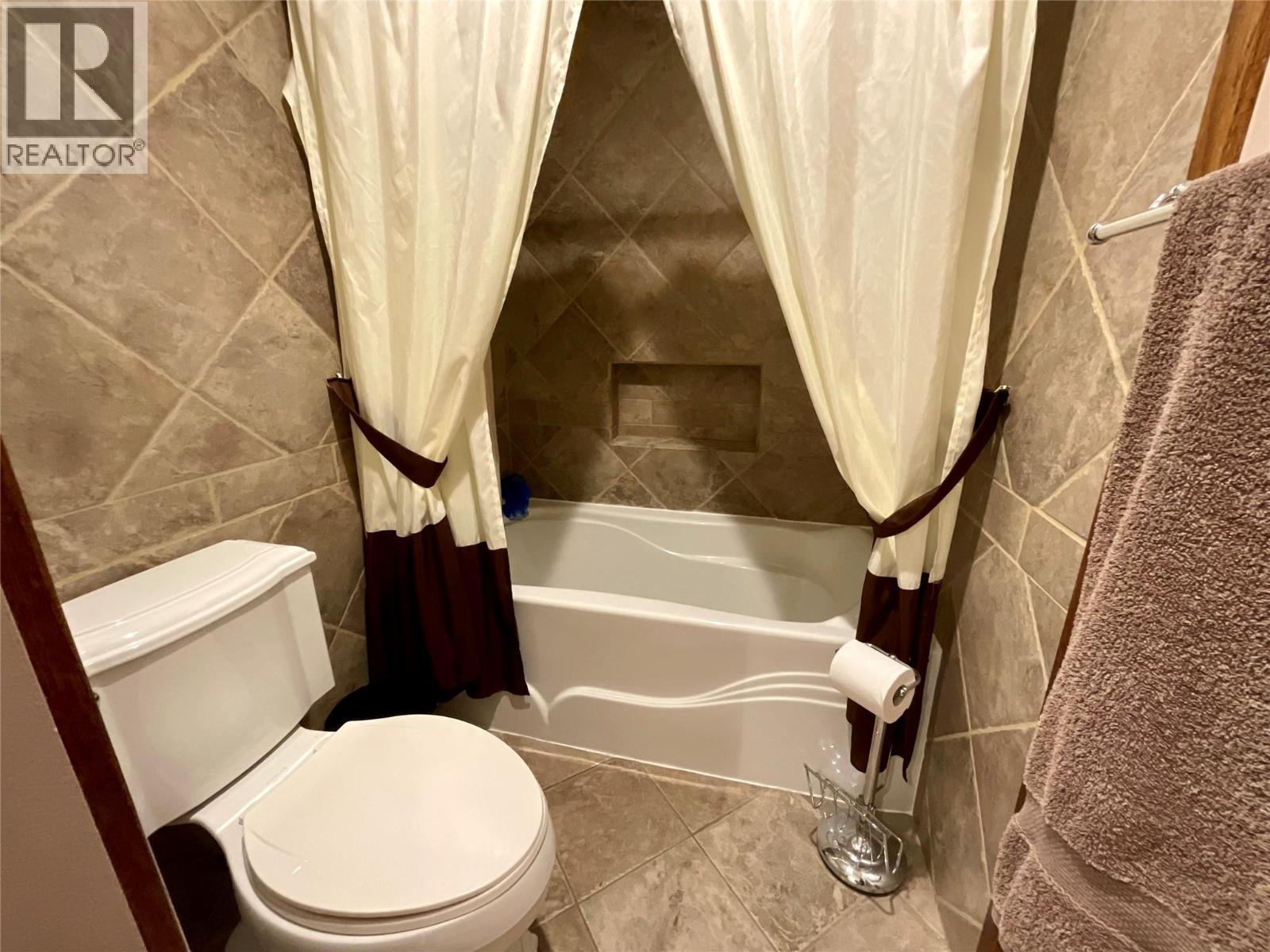 12 Collier Place, Tumbler Ridge, BC - Indoor Photo Showing Bathroom