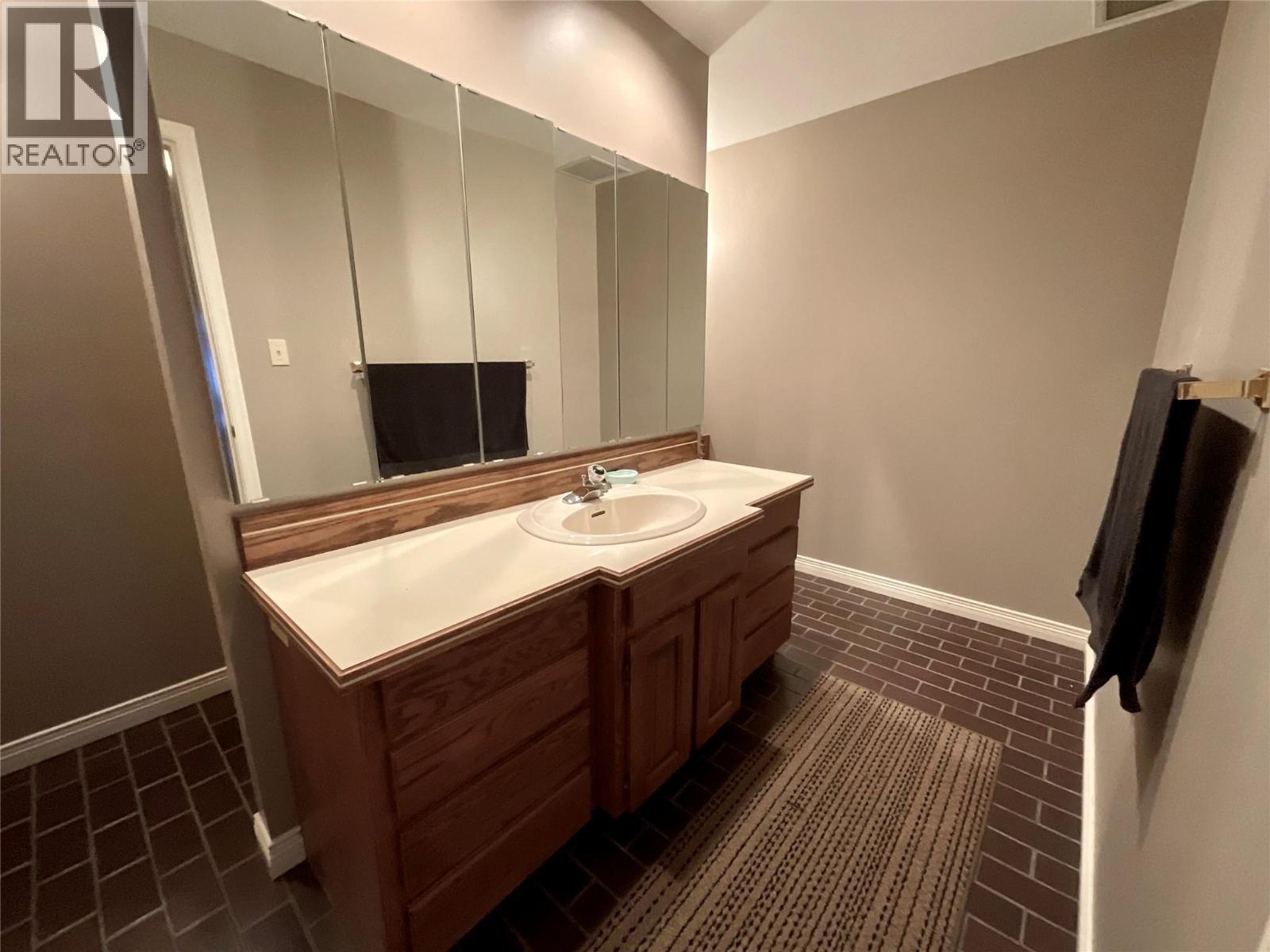 12 Collier Place, Tumbler Ridge, BC - Indoor Photo Showing Bathroom