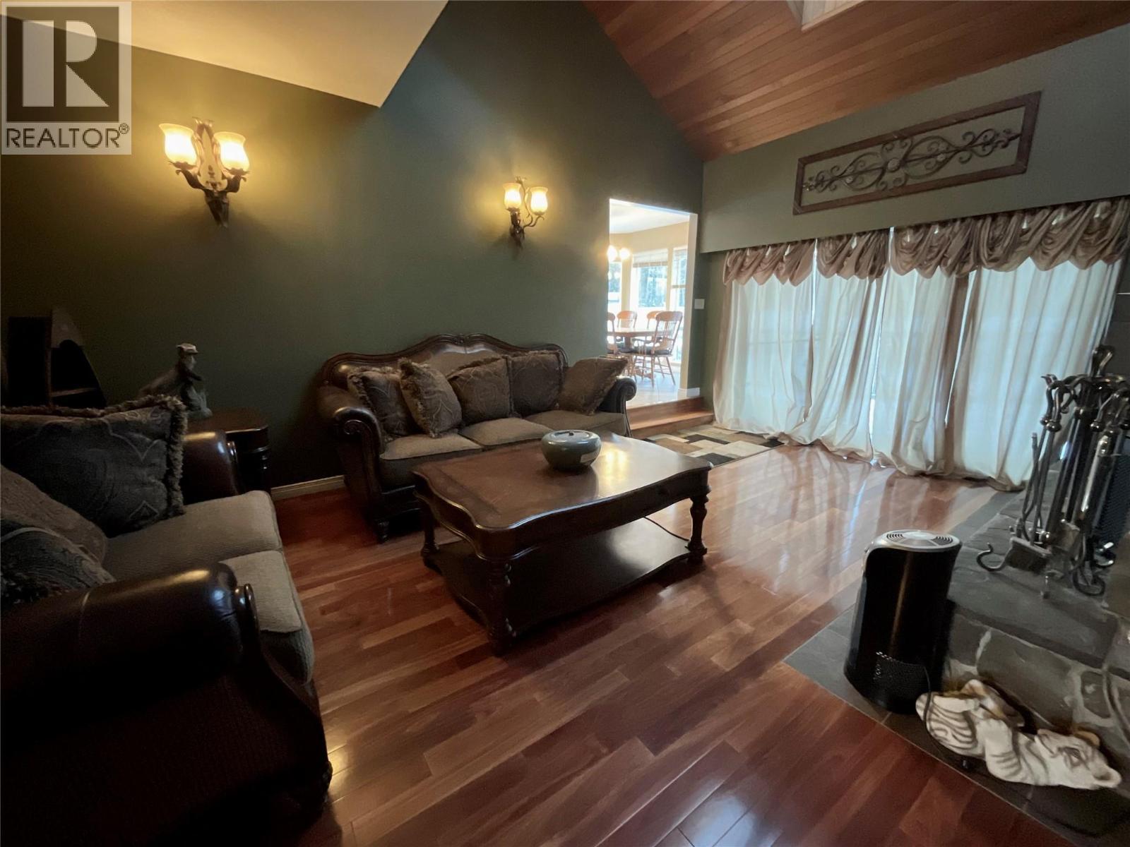 12 Collier Place, Tumbler Ridge, BC - Indoor Photo Showing Living Room