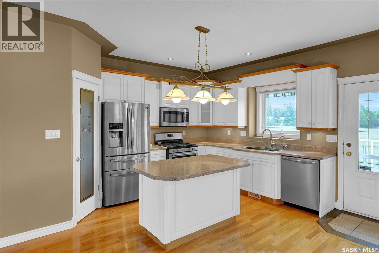 21 Woods Crescent, Edenwold Rm No.158, SK - Indoor Photo Showing Kitchen With Double Sink