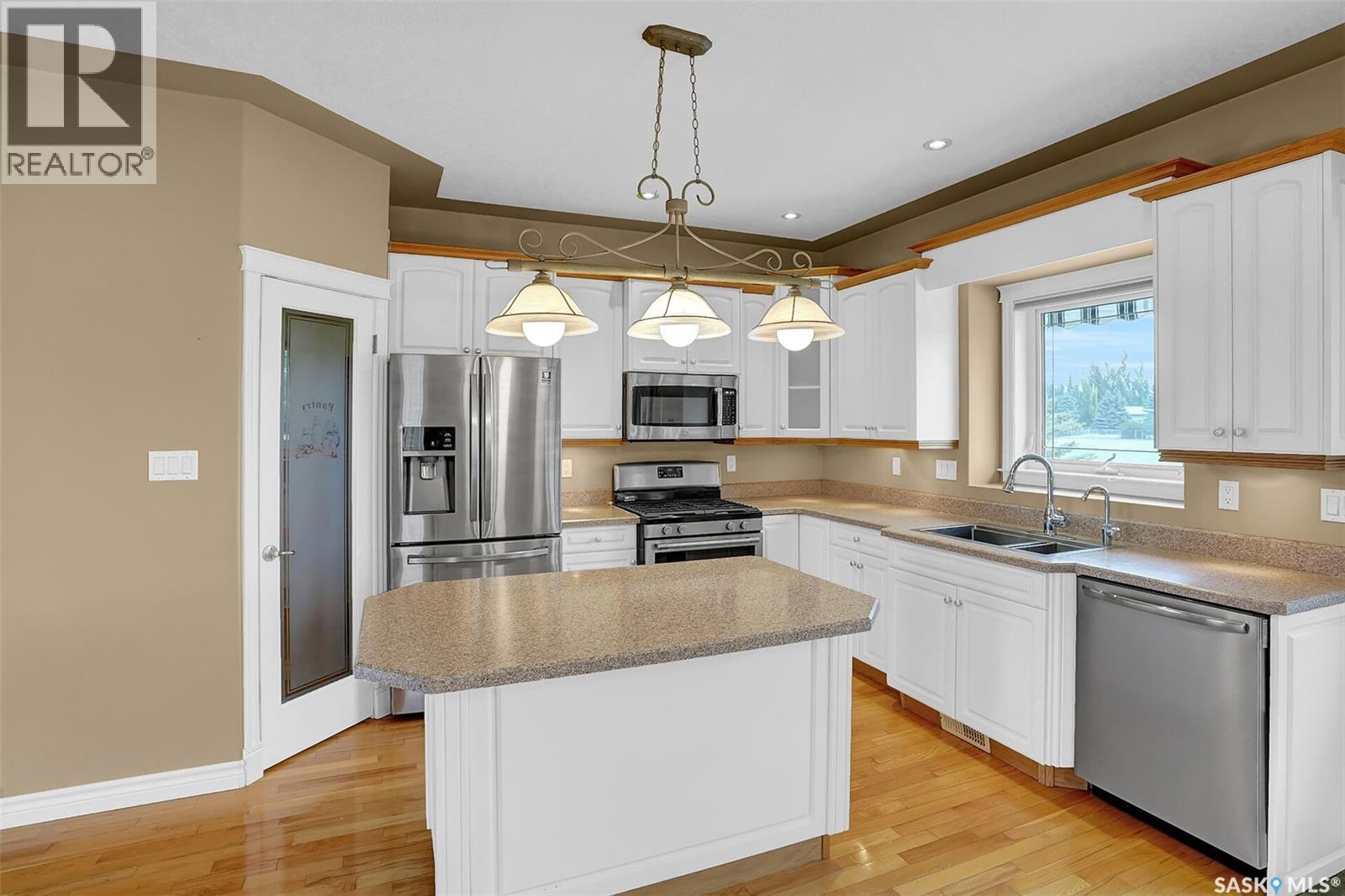 21 Woods Crescent, Edenwold Rm No.158, SK - Indoor Photo Showing Kitchen With Double Sink