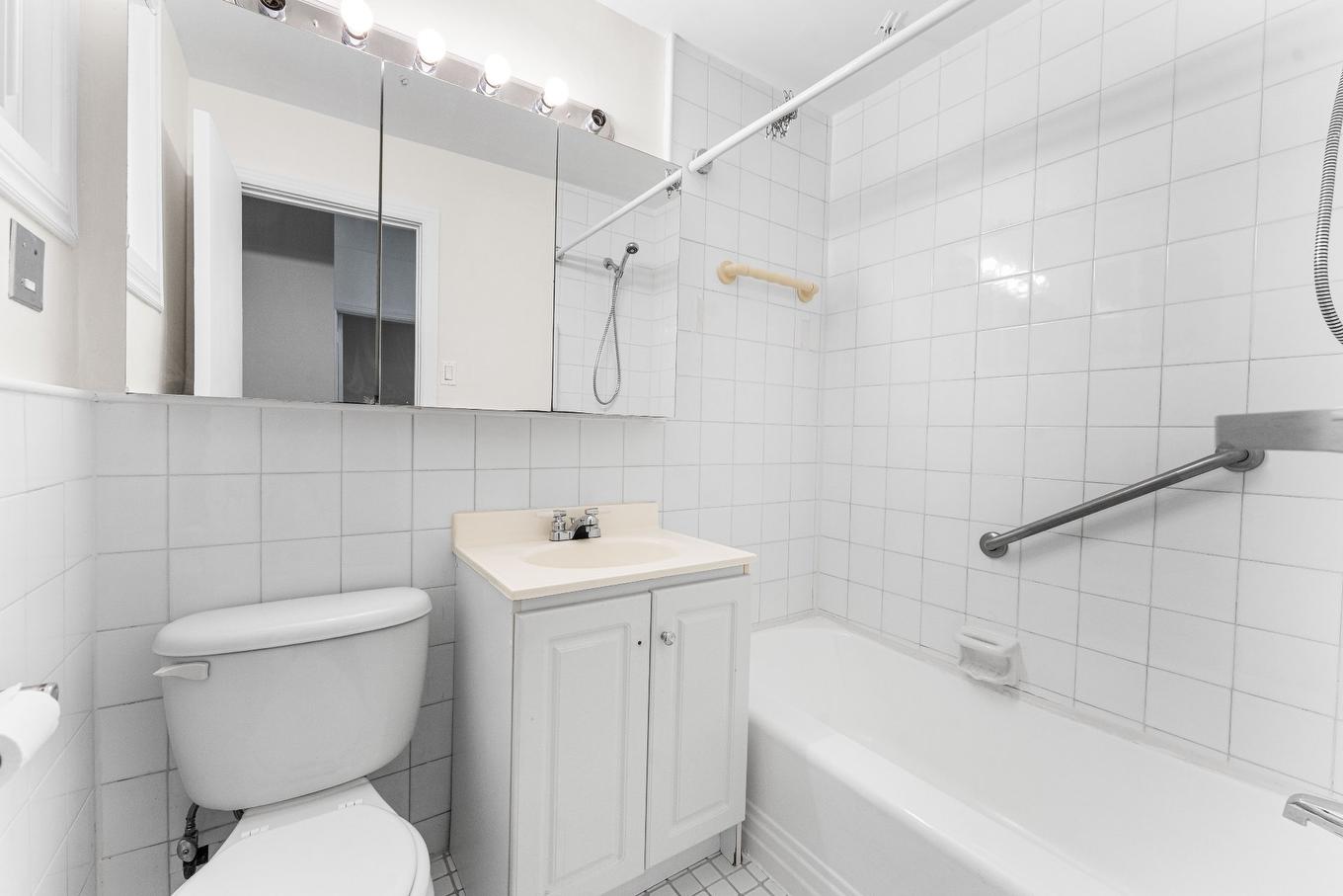 Bathroom - 6-3145 Av. Linton, Montréal (Côte-Des-Neiges/Notre-Dame-De-Grâce), QC - Indoor Photo Showing Bathroom