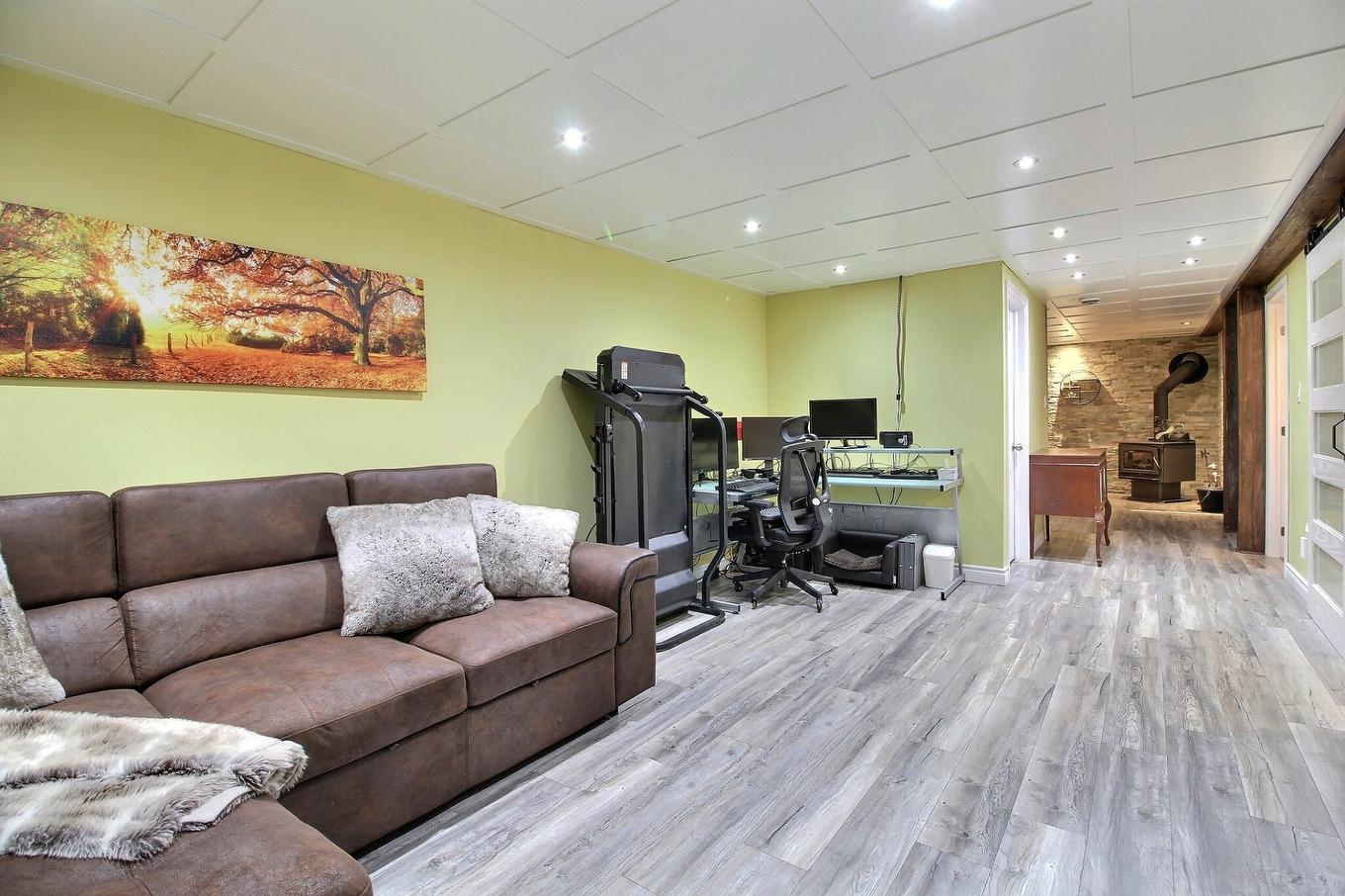 Salon - 2125 Rue St-Denis, Drummondville, QC - Indoor