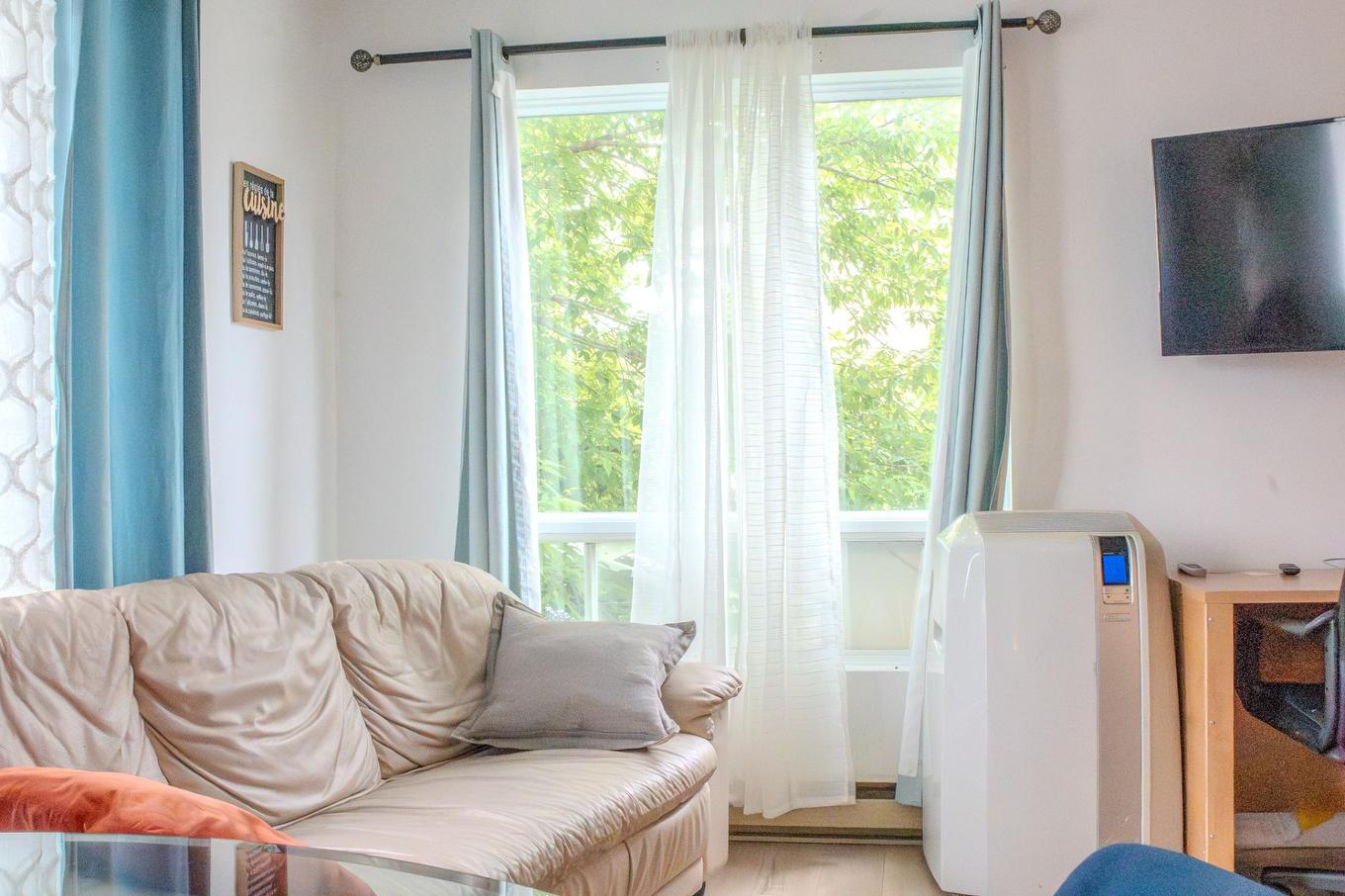 Salon - 39 Rue Monseigneur-Tessier E., Rouyn-Noranda, QC - Indoor