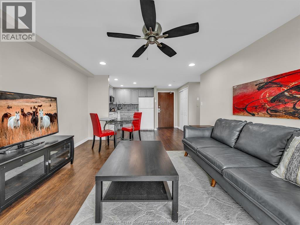 3936 Wyandotte East Unit# 906, Windsor, ON - Indoor Photo Showing Living Room