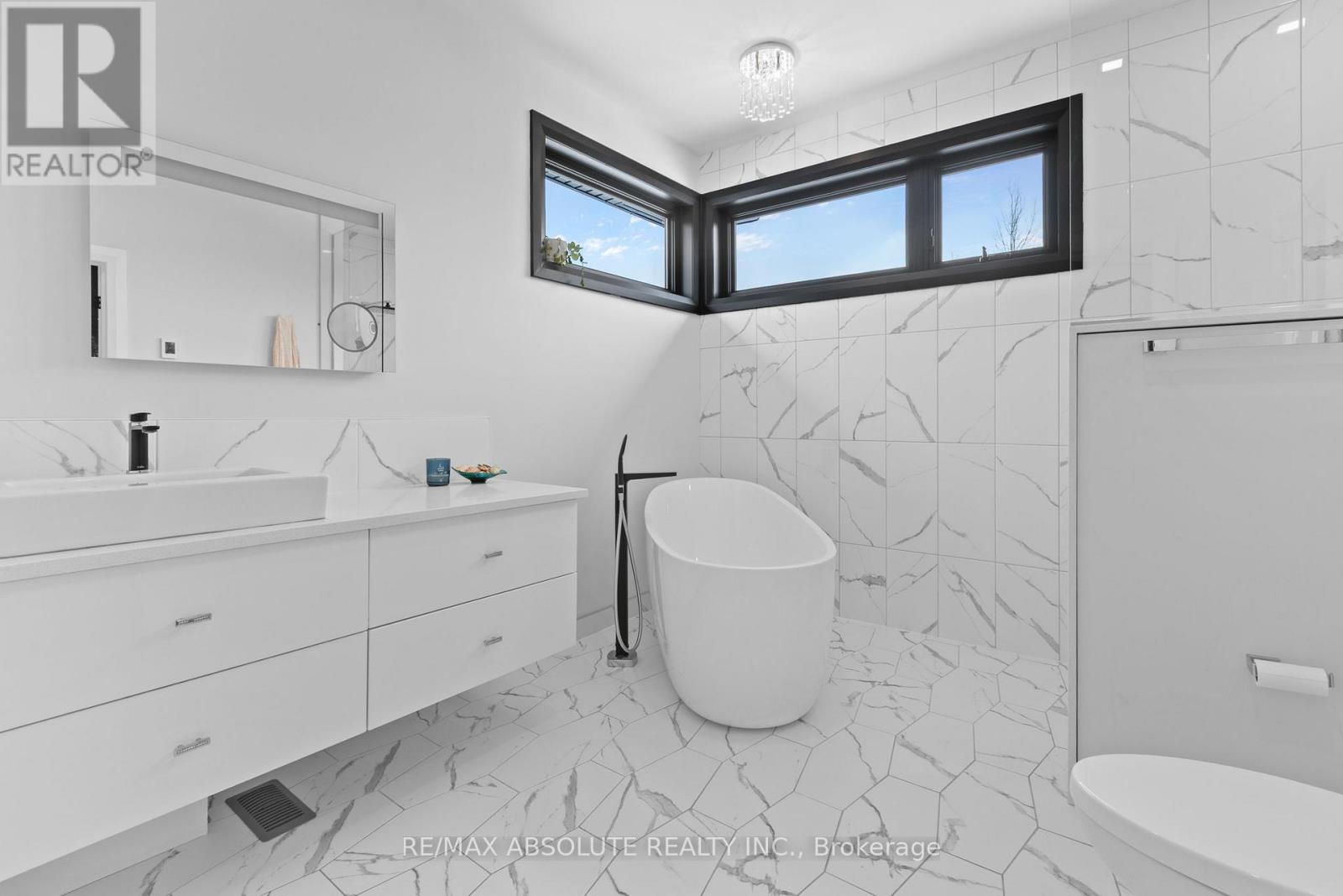 Jack & Jill bath - 131 Cherryhill Drive, Ottawa, ON - Indoor Photo Showing Bathroom