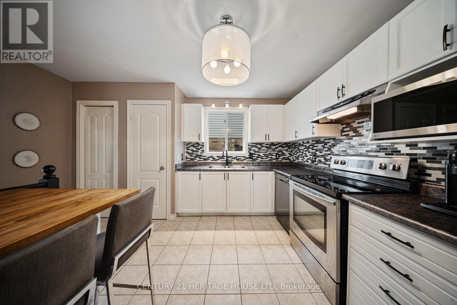 43 Idlewilde Lane, Hamilton, ON - Indoor Photo Showing Kitchen With Stainless Steel Kitchen With Double Sink With Upgraded Kitchen