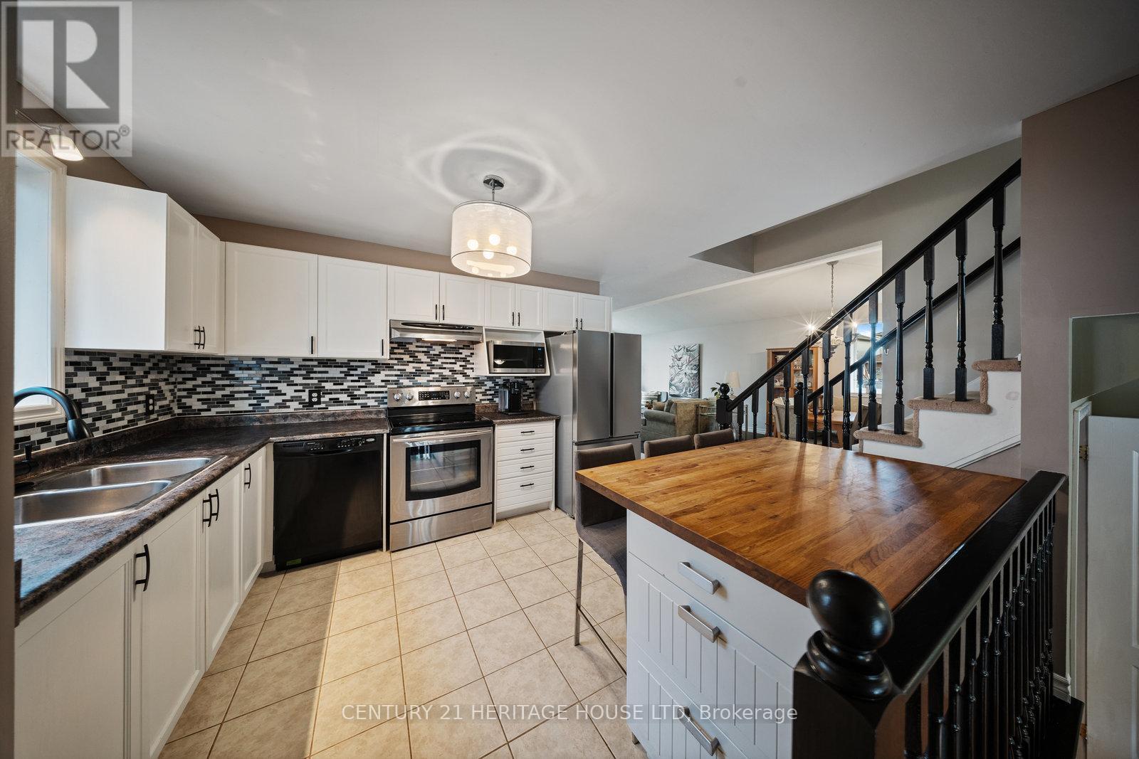 43 Idlewilde Lane, Hamilton, ON - Indoor Photo Showing Kitchen With Double Sink
