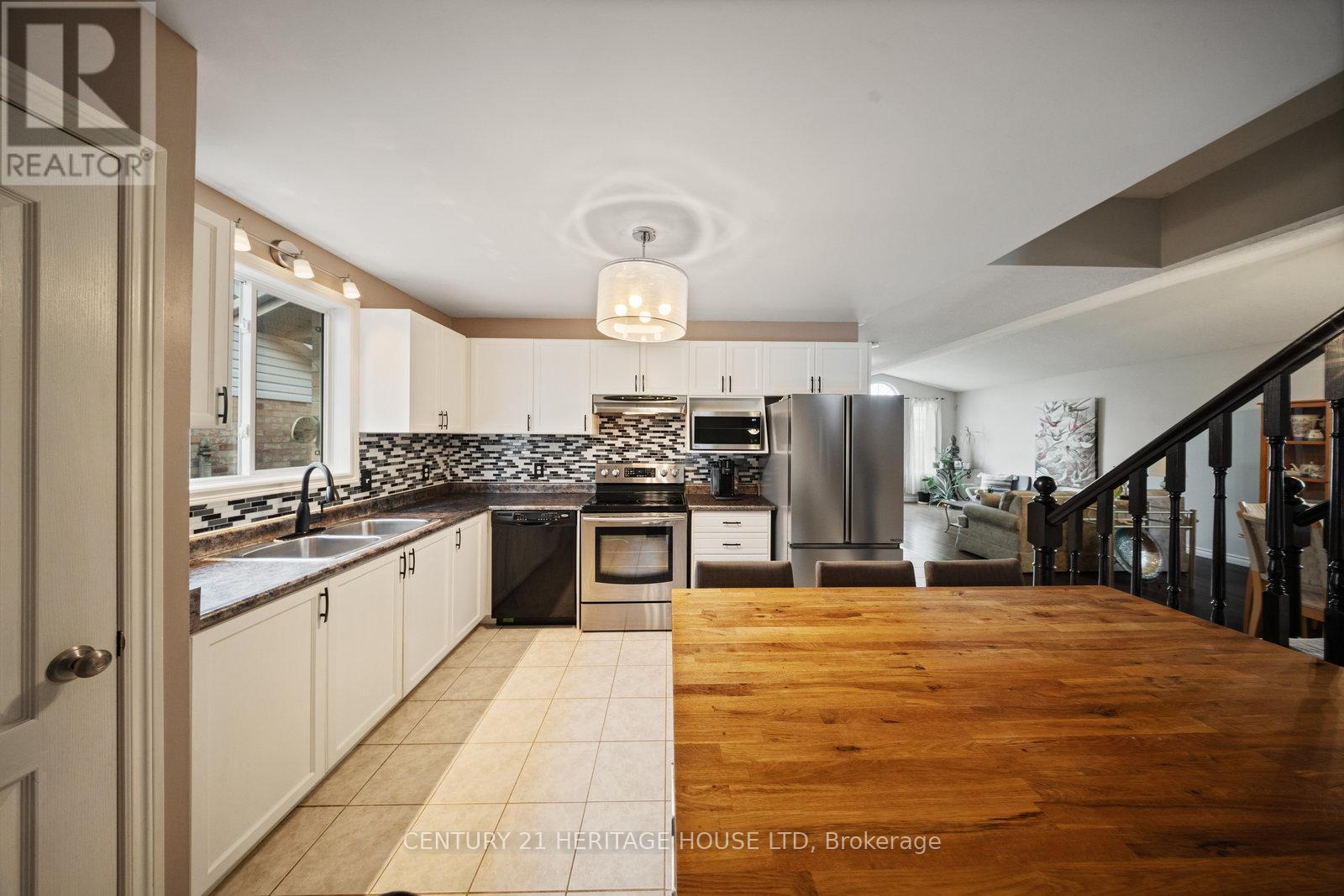 43 Idlewilde Lane, Hamilton, ON - Indoor Photo Showing Kitchen With Stainless Steel Kitchen With Double Sink