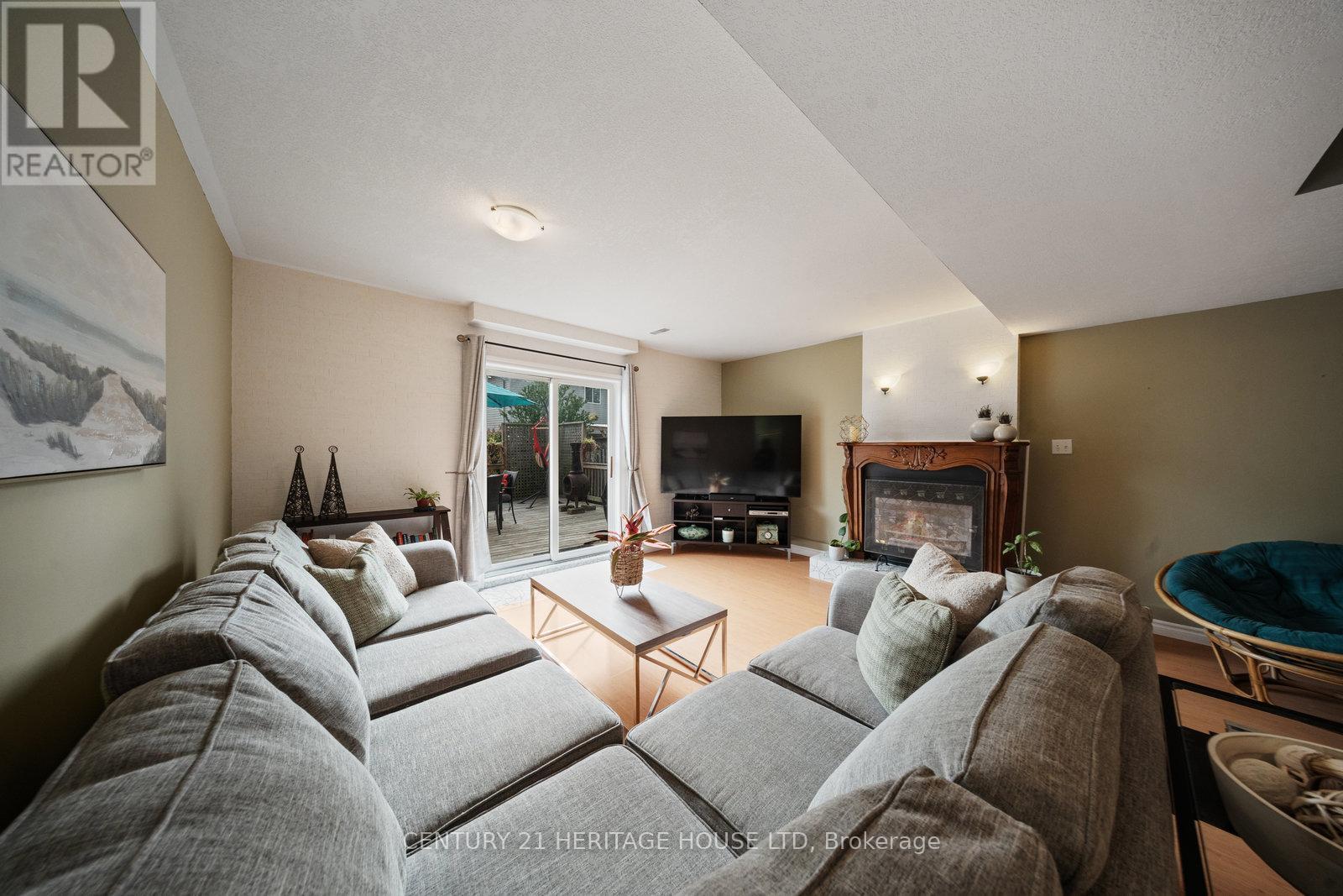 43 Idlewilde Lane, Hamilton, ON - Indoor Photo Showing Living Room With Fireplace