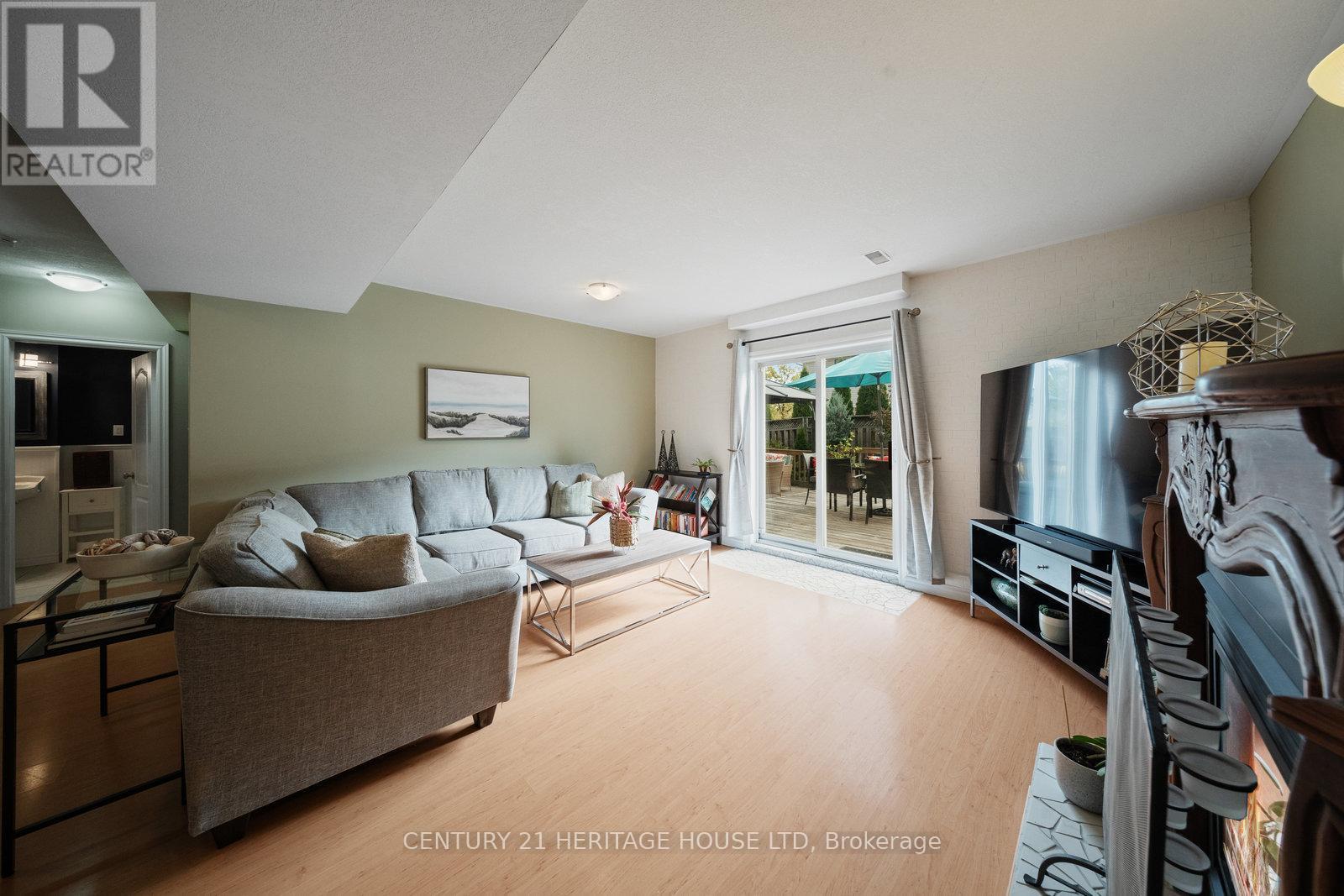 43 Idlewilde Lane, Hamilton, ON - Indoor Photo Showing Living Room