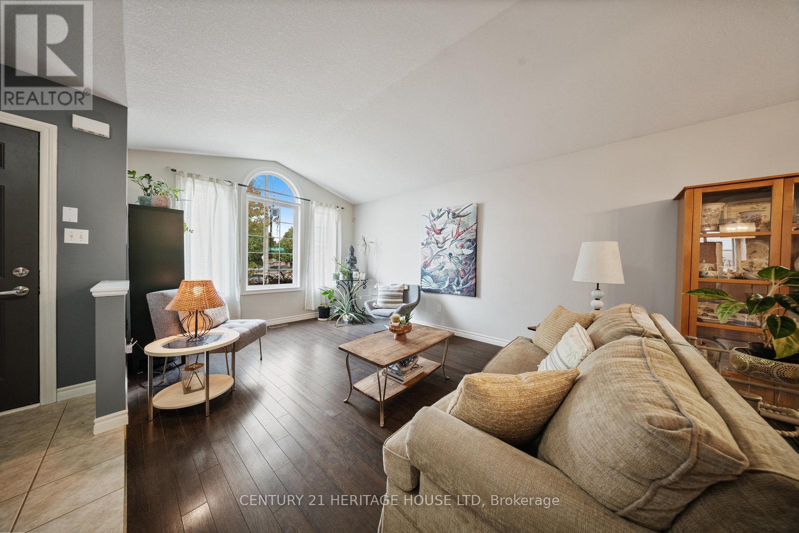 43 Idlewilde Lane, Hamilton, ON - Indoor Photo Showing Living Room