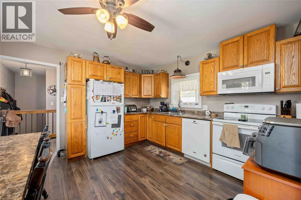 4915 Shiloh Line, Petrolia, ON - Indoor Photo Showing Kitchen