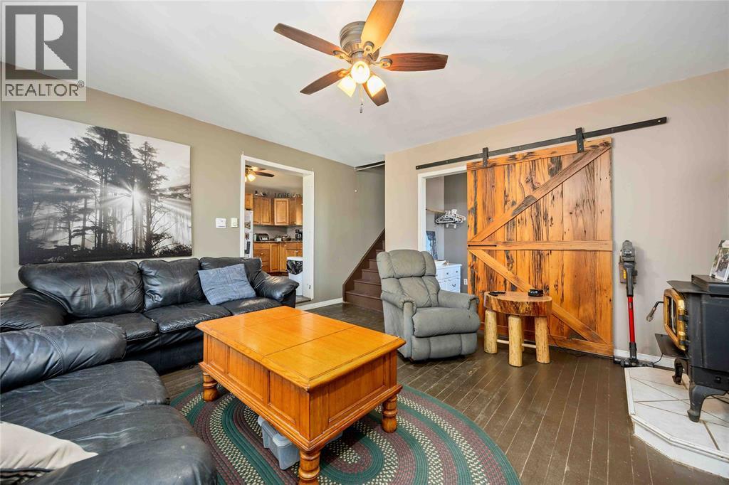 4915 Shiloh Line, Petrolia, ON - Indoor Photo Showing Living Room