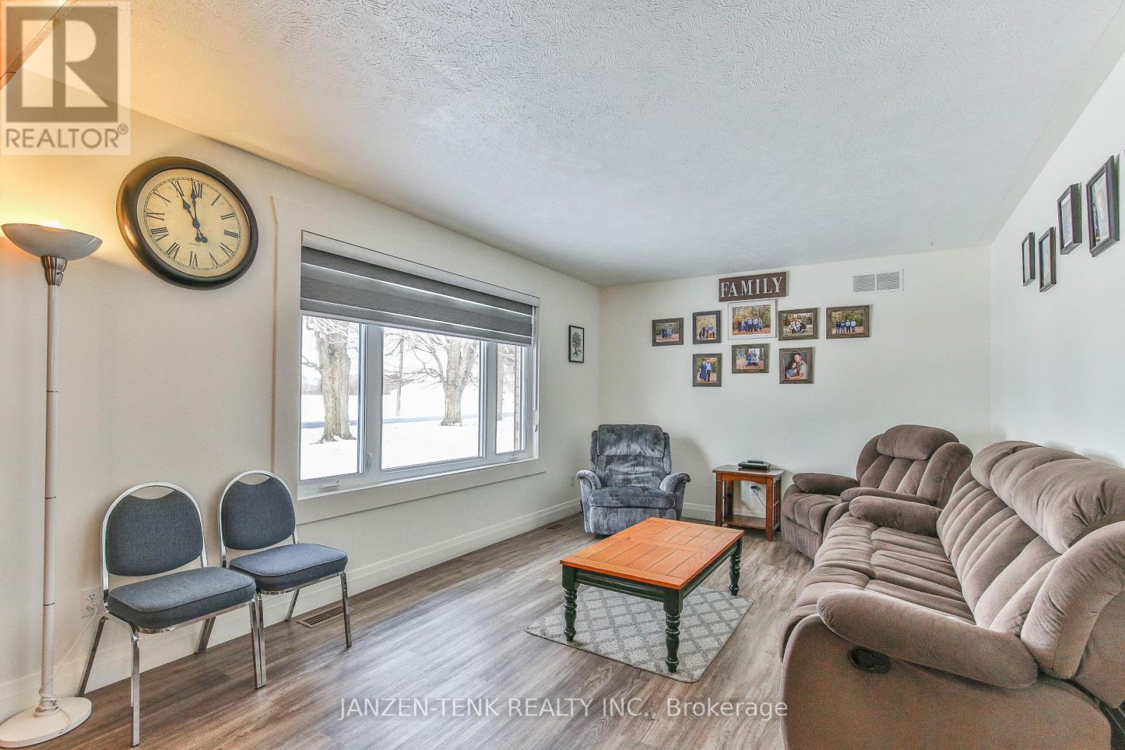 1728 1St Concession Road, Norfolk, ON - Indoor Photo Showing Living Room