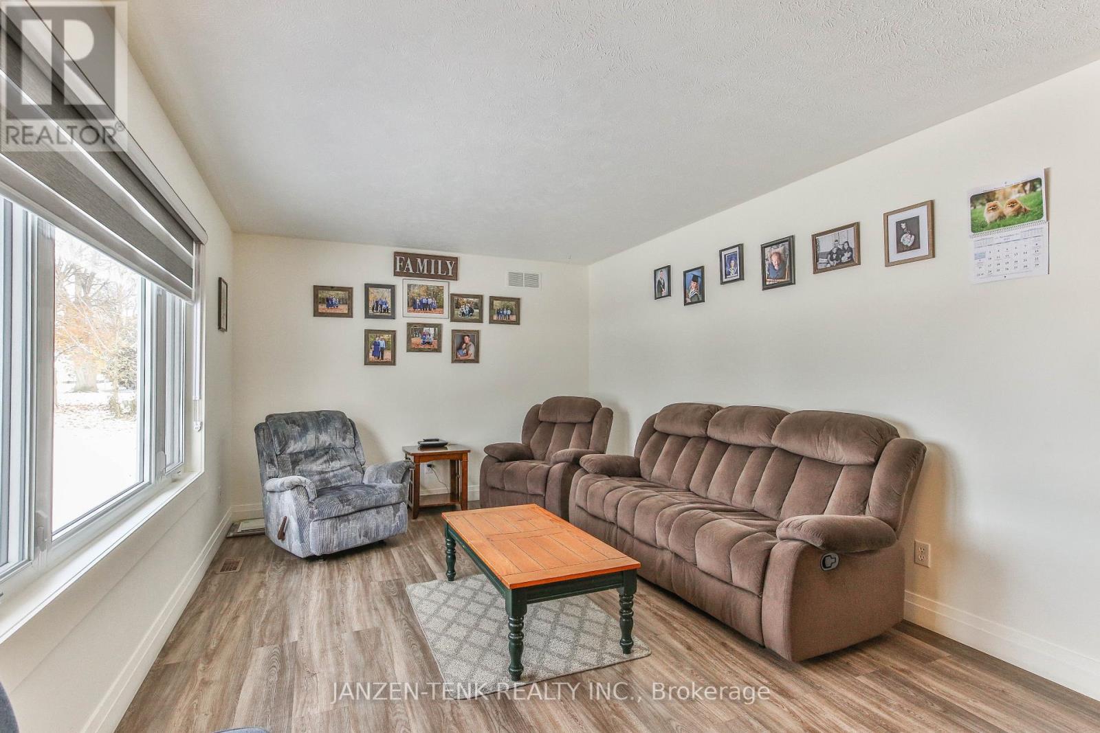 1728 1St Concession Road, Norfolk, ON - Indoor Photo Showing Living Room