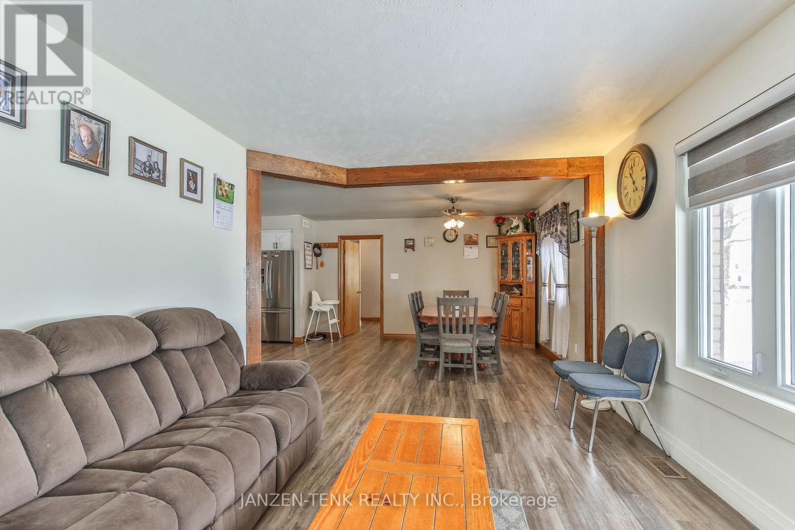 1728 1St Concession Road, Norfolk, ON - Indoor Photo Showing Living Room