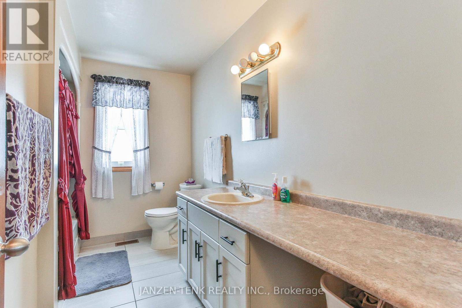 1728 1St Concession Road, Norfolk, ON - Indoor Photo Showing Bathroom