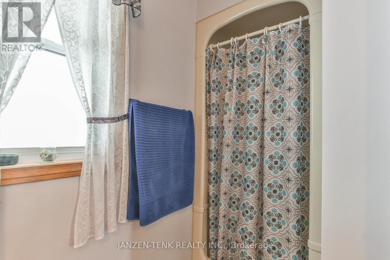1728 1St Concession Road, Norfolk, ON - Indoor Photo Showing Bathroom
