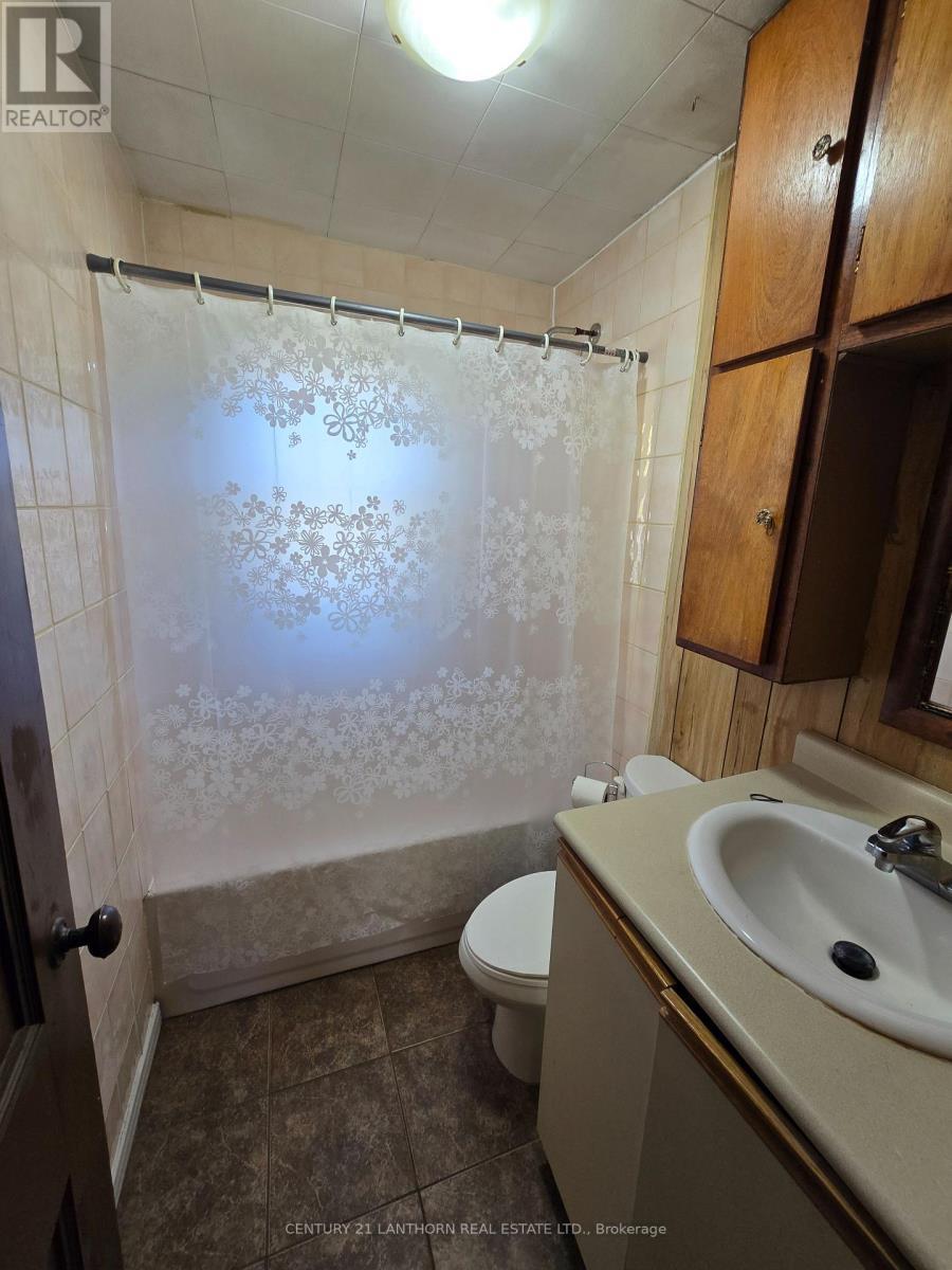2436 Henderson Road, Frontenac (Frontenac Centre), ON - Indoor Photo Showing Bathroom