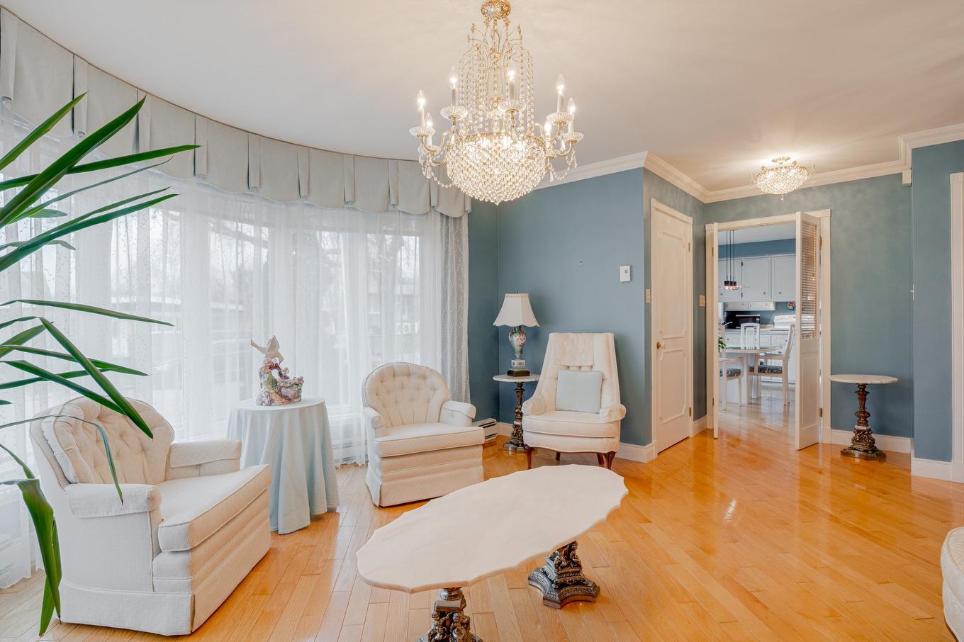 Salon - 2880 Av. Marivaux, Québec (Les Rivières), QC - Indoor