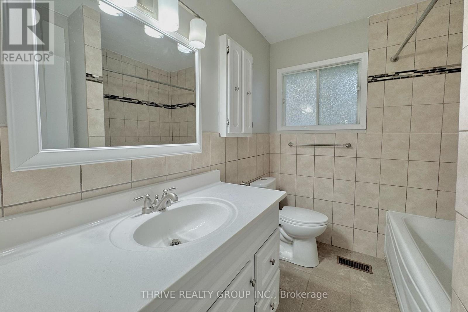 Upper - 173 Bancroft Road, London East (East I), ON - Indoor Photo Showing Bathroom