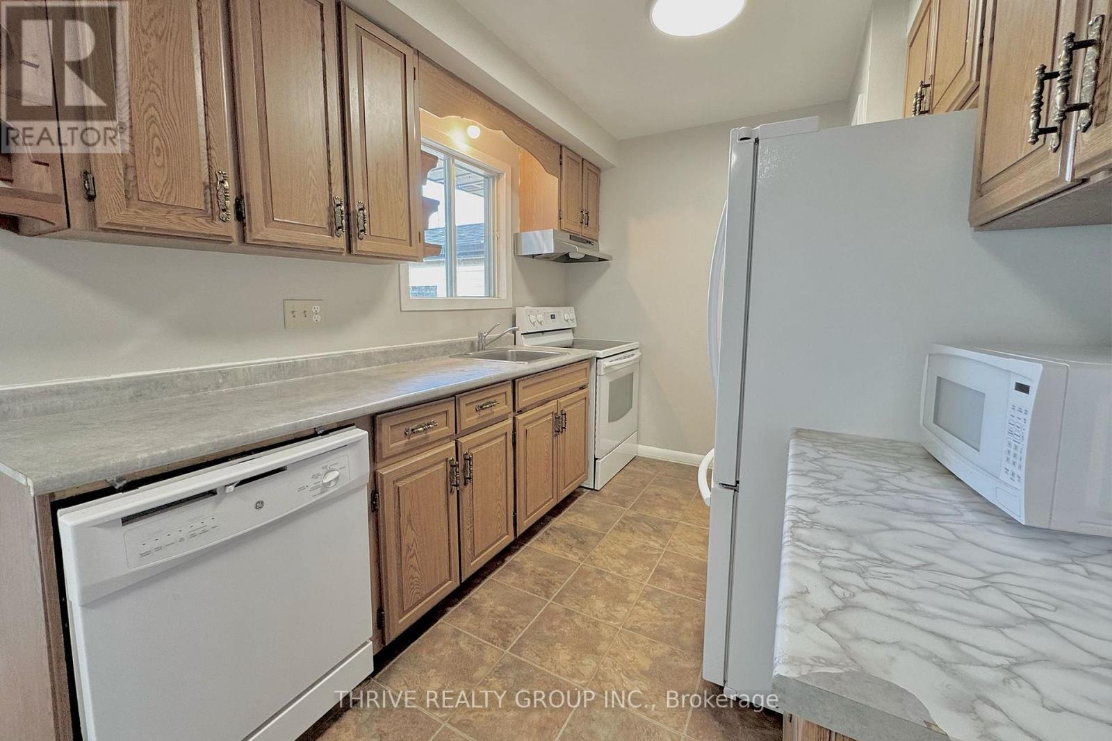Upper - 173 Bancroft Road, London East (East I), ON - Indoor Photo Showing Kitchen
