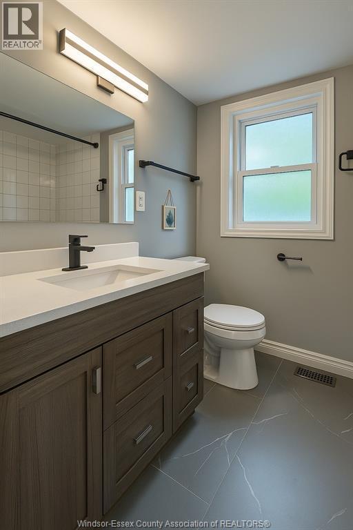 909 Monmouth, Windsor, ON - Indoor Photo Showing Bathroom