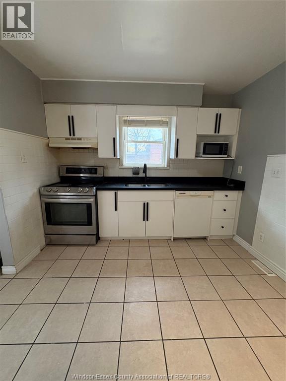 909 Monmouth, Windsor, ON - Indoor Photo Showing Kitchen With Double Sink