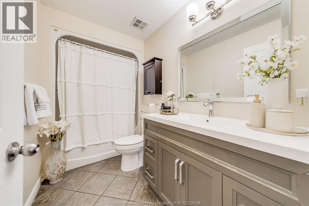 1174 Clover, Windsor, ON - Indoor Photo Showing Bathroom
